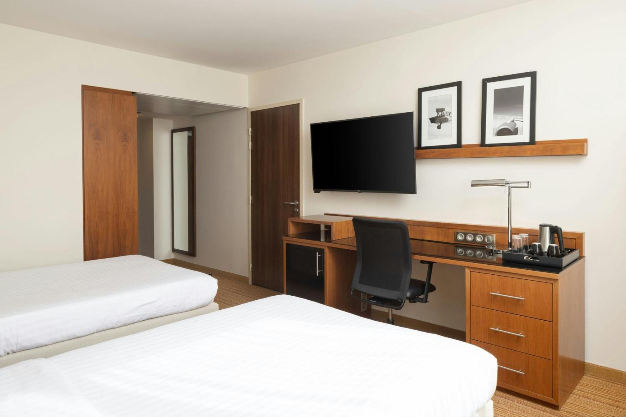 Hotel Courtyard By Marriott Toulouse Airport Exterior foto